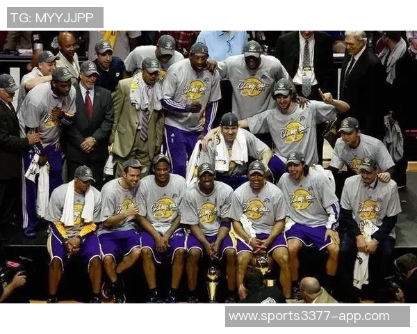 湖人传奇球员武贾西奇格林霍里携手为洛杉矶社区送温暖火鸡